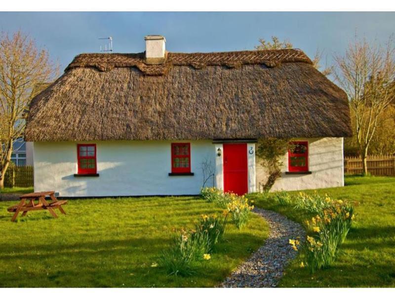 Thatcted Cottages Lough Derg Dromineer Esterno foto